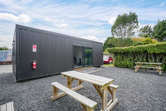 Tourist Flat with picnic table