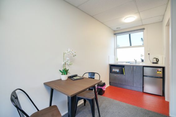 Tourist Flats dining table and kitchen